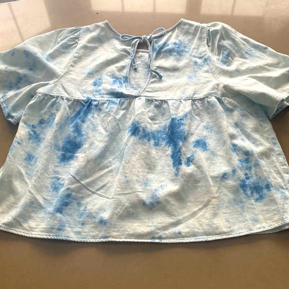 Blue and white summer tie-dye t-shirt that puffs out at the bottom+ties at back. - Picture 2 of 4